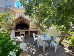 Bild zur gratis inserierten Ferienwohnung Wohnung mit Blick auf das Wasser.