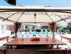 Bild zur gratis inserierten Ferienwohnung in Okrug Gornji mit Schönem Pool und Meerblick.