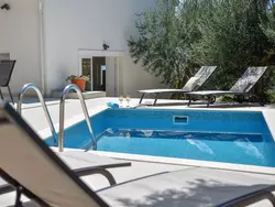 Bild zur gratis inserierten Ferienwohnung 3 Schlafzimmer Villa mit beheiztem Pool und Meerblick.