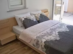 Bild zur gratis inserierten Ferienwohnung Wohnung mit Blick auf das Wasser.