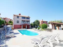 Bild zur gratis inserierten Ferienwohnung Wohnung in Banjole mit großem Garten.