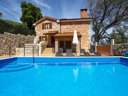 Bild zur gratis inserierten Ferienwohnung Geräumiges Ferienhaus in Brseč mit Privatem Pool.