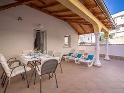 Bild zur gratis inserierten Ferienwohnung Wohnung mit Terrasse und Meerblick.