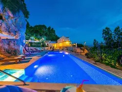 Bild zur gratis inserierten Ferienwohnung Astonoshing Villa Stone mit beheiztem Pool in Mlini.