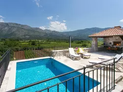 Bild zur gratis inserierten Ferienwohnung Stilvolles Ferienhaus mit Terrasse und Pool in ländlicher Lage in der Nähe von.