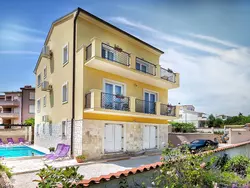 Bild zur gratis inserierten Ferienwohnung mit Blick auf das Wasser.