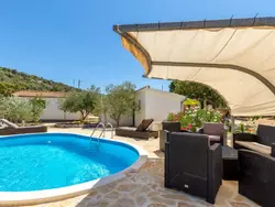 Bild zur gratis inserierten Ferienwohnung Hütte mit Garten, Grill und Terrasse.