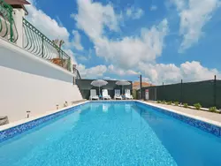 Bild zur gratis inserierten Ferienwohnung mit Pool und Blick auf die Stadt und das adriatische Meer.