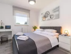 Bild zur gratis inserierten Ferienwohnung Wohnung mit Blick auf das Wasser.