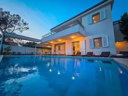 Bild zur gratis inserierten Ferienwohnung Geräumige, luxuriöse 5*-Ferienvilla mit Meerblick, eigenem Pool und großer Terr.