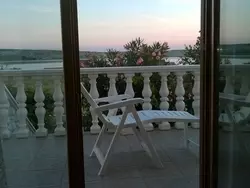 Bild zur gratis inserierten Ferienwohnung mit Blick auf das Wasser.