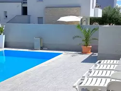 Bild zur gratis inserierten Ferienwohnung Erdgeschoss-Ferienwohnung mit Garten und Pool.