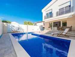 Bild zur gratis inserierten Ferienwohnung Villa Ema - beheizter Salzwasserpool, Fitnessraum und Sauna.