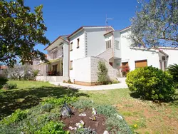 Bild zur gratis inserierten Ferienwohnung Geräumige Wohnung mit schöner Terrasse und Garten.