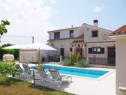 Bild zur gratis inserierten Ferienwohnung Geräumiges Ferienhaus mit 4 Schlafzimmern und privatem Pool.