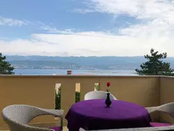 Bild zur gratis inserierten Ferienwohnung mit grünem Garten und Meerblick.