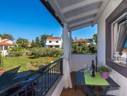 Bild zur gratis inserierten Ferienwohnung Apartment mit einem kleinen Wohn- und Essbereich und Schlafzimmer.