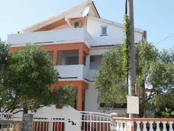 Bild zur gratis inserierten Ferienwohnung Wohnung mit Blick auf das Wasser.