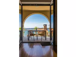 Bild zur gratis inserierten Ferienwohnung Wohnung mit Blick auf das Wasser.