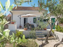 Bild zur gratis inserierten Ferienwohnung Modernes Ferienhaus mit Terrasse und Meerblick.