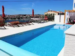 Bild zur gratis inserierten Ferienwohnung Beheiztes Schwimmbad, schattige Terrasse mit Meerblick.