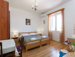 Bild zur gratis inserierten Ferienwohnung Studio mit Balkon für zwei Personen.