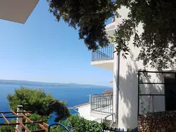 Bild zur gratis inserierten Ferienwohnung Ferienvilla mit Blick auf das Wasser.