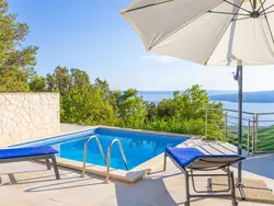 Bild zur gratis inserierten Ferienwohnung Günstiges Ferienhaus mit Pool und Meerblick.