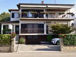 Bild zur gratis inserierten Ferienwohnung Große Wohnung in Umag mit Terrasse und Grill.