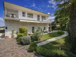 Bild zur gratis inserierten Ferienwohnung Apartment Nika1 Umag mit Pool und Whirlpool 400 Meter vom Strand entfernt.