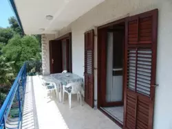 Bild zur gratis inserierten Ferienwohnung Wohnung mit Blick auf das Wasser.