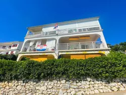 Bild zur gratis inserierten Ferienwohnung in Dramalj mit Terrasse und Garten und Meerblick.