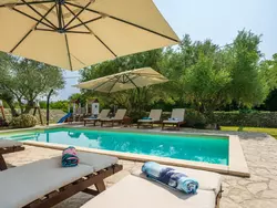 Bild zur gratis inserierten Ferienwohnung Villa mit privatem Pool und großem Garten.