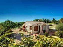 Bild zur gratis inserierten Ferienwohnung in Rakalj mit Großem Garten und Panoramablick.