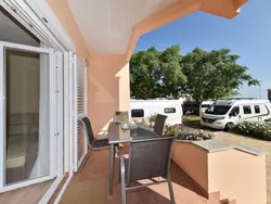 Bild zur gratis inserierten Ferienwohnung Wohnung mit Blick auf das Wasser.