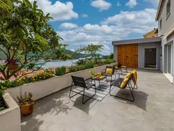 Bild zur gratis inserierten Ferienwohnung Moderne Villa mit Infinity-Pool und atemberaubendem Meerblick Dia.