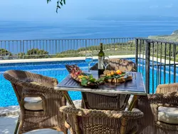 Bild zur gratis inserierten Ferienwohnung Charmantes Steinhaus mit Pool und Meerblick.