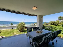 Bild zur gratis inserierten Ferienwohnung Villa direkt am Meer und Strand mit herrlichem Blick.