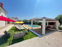 Bild zur gratis inserierten Ferienwohnung mit privatem beheiztem Schwimmbad.