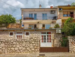 Bild zur gratis inserierten Ferienwohnung in Novi Vinodolski mit Terrasse und Meerblick.