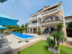 Bild zur gratis inserierten Ferienwohnung Appartement mit Balkon - gemeinsamer Pool und Terrasse.