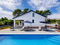 Bild zur gratis inserierten Ferienwohnung NEU Ferienhaus in Vir -TA Leut Agency.