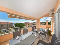 Bild zur gratis inserierten Ferienwohnung Wohnung mit Blick auf das Wasser.