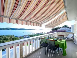 Bild zur gratis inserierten Ferienwohnung Wohnung mit Blick auf das Wasser.