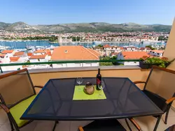 Bild zur gratis inserierten Ferienwohnung Wohnung mit Blick auf das Wasser.