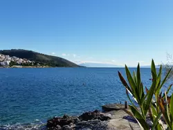 Bild zur gratis inserierten Ferienwohnung "Mladen" mit Blick auf das Wasser.