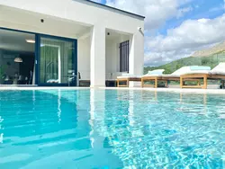 Bild zur gratis inserierten Ferienwohnung Villa mit beheiztem Infinity-Pool und Massagedüsen.