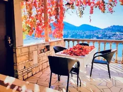 Bild zur gratis inserierten Ferienwohnung Villa mit Blick auf das Wasser.