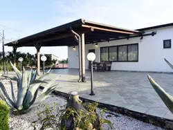 Bild zur gratis inserierten Ferienwohnung Zweizimmerwohnung mit großer Terrasse in Grupija bei Umag.