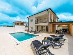 Bild zur gratis inserierten Ferienwohnung 4 Schlafzimmer, 3 Badezimmer, Küche, Wohnzimmer, privater Pool, Grill.